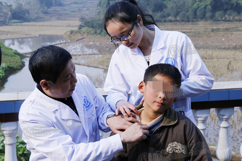 我院专家下乡义诊,深入接触广大民众