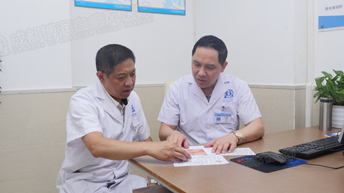 常心通主任与田文傲主任分析病例,探讨白癜风诊疗