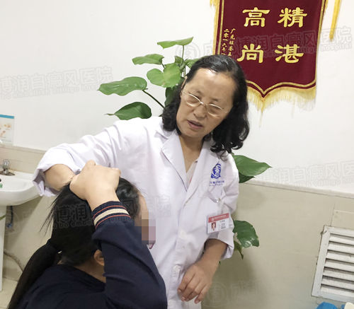 杨海珍教为患者授解释白癜风病因与影响