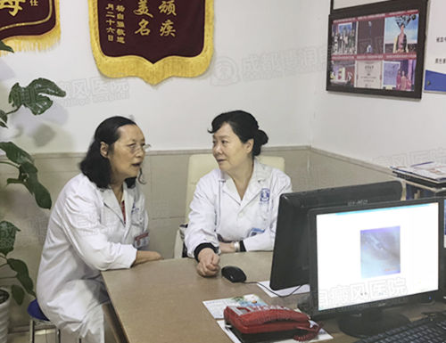 杨海珍教授与童主任讨论患者病情