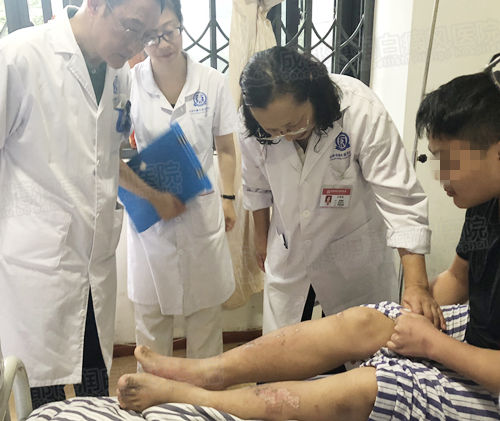 杨海珍教授查看患者手术效果